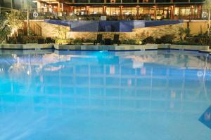 une grande piscine d'eau bleue dans un bâtiment dans l'établissement Treasure Bay Casino & Hotel-Adults Age 21 and Above, à Biloxi