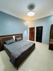 a bedroom with a bed and a blue wall at LEYLA house Résidence haut Standing in Bamako