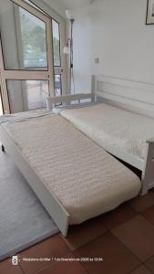 two beds sitting next to each other in a room at Penthouse Marina Sol in Madalena do Mar