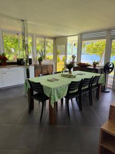 a kitchen and dining room with a table and chairs at Villa Vaihere in Orufara