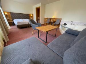 Un pat sau paturi într-o cameră la Hotel Čingov Slovenský raj +32 fotografii