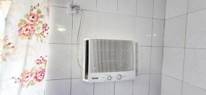 a air conditioner on the wall of a bathroom at STO01 - Casa ampla em bairro tranquilo do Guarujá in Guarujá +26 photos