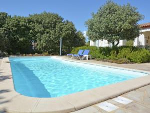 una piscina con 2 tumbonas en un patio en Luxurious Villa in Escales with Pool en Escales