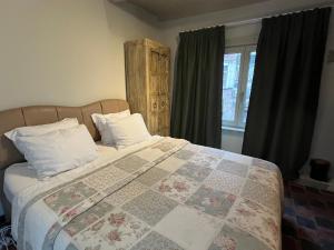 a bedroom with a bed with a quilt on it at Het Kathedraalhuis Goudblomme in Antwerp +14 photos