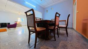 a table and chairs in a room at WELCOME LODGE in Ouagadougou