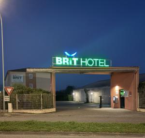 a building with a sign for a britt hotel at Brit Hotel Confort Villeneuve Sur Lot in Bias