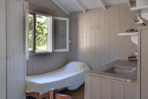 a small kitchen with a sink and a window at Bungalow Caravan in Villa Gesell