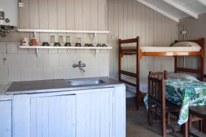 a kitchen with a sink and a bunk bed at Bungalow Caravan in Villa Gesell