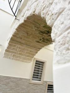 a building with a brick wall and a window at Buonaventura house in Triggiano