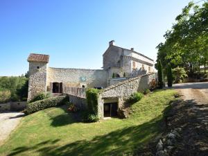 Saint-Caprais-de-LermにあるRustic Castle in Bon-Encontre with Fully EquippedKitchenの庭付きの石造りの家の外観