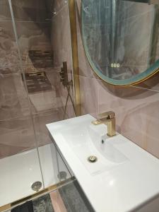 a bathroom with a sink and a mirror at Room FULHAM TF2 in London