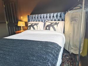 a bedroom with a bed with a blue head board at Room FULHAM TF2 in London