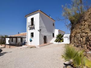 AlmogíaにあるHoliday home Casa El Cieloの白い建物(丘の上にバルコニー付)