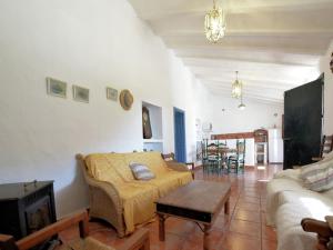 AlmogíaにあるHoliday home Casa El Cieloのリビングルーム(ソファ、テーブル付)
