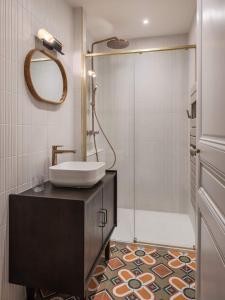 a bathroom with a sink and a shower at Le Dubedout - Hyper Centre - Bastille in Grenoble +27 photos