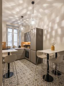 a kitchen with a table and chairs in it at Le Dubedout - Hyper Centre - Bastille in Grenoble
