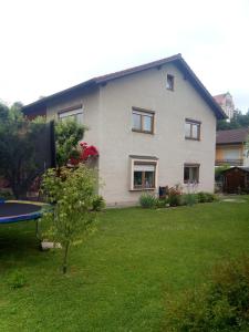 ein Haus mit einem Garten und einer Tischtennisplatte in der Unterkunft Feriennest Faust in Altenmarkt an der Alz