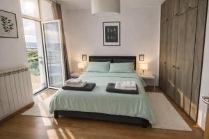 a bedroom with a bed with two towels on it at Apartman Lori M sa parkingom in Kraljevo
