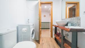 a bathroom with a toilet and a sink at Sweet Home by Toledo AP in Toledo +32 photos