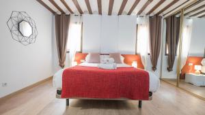 a bedroom with a large bed with a red blanket at Sweet Home by Toledo AP in Toledo