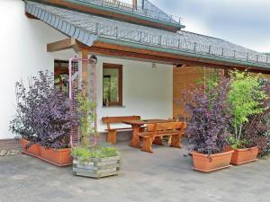 Comfortable Holiday Home in Balesfeld with Gardenにあるパティオまたは屋外エリア