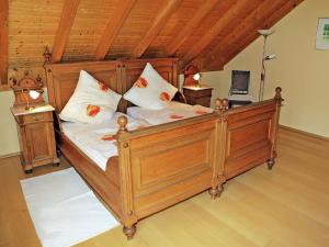 BalesfeldにあるComfortable Holiday Home in Balesfeld with Gardenのベッドルーム1室(大型木製ベッド1台、枕付)