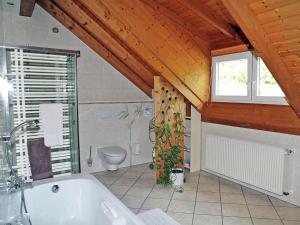 BalesfeldにあるComfortable Holiday Home in Balesfeld with Gardenのバスルーム(バスタブ、トイレ付)