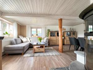 a living room with a couch and a table at Emmis-Ferienhaus in Dörpling