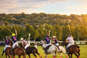 a group of people on horses playing a game of polo at Appartement 1 Chambre 4 Pers - Piscine Chauffé - Parking Gratuit - Vue Golf Deauville - La Deauvillaise Résidence du Golf in Deauville