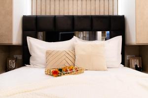 a tray of flowers sitting on top of a bed at Atelier AS in Voluntari