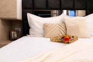 a tray of flowers sitting on top of a bed at Atelier AS in Voluntari