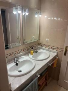 a bathroom with two sinks and a large mirror at Salve habitación in Estepona