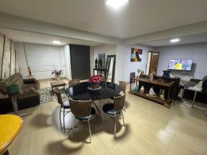 a living room with a table and chairs at Excelente Casa para 10 pessoas proximo ao Shopping Flamboyant- Serra Dourada-Autódromo in Goiânia