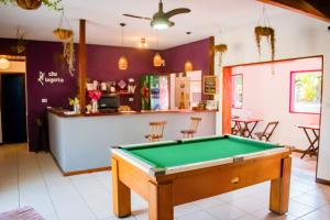 a pool table in a room with a bar at Che Lagarto Paraty in Paraty