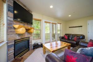a living room with a couch and a table and a television at Ski Paradise MH 303 Near Powder Mtn Hot Tub in Eden