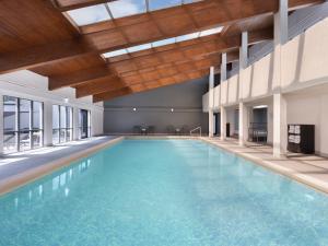 an indoor swimming pool with a large swimming pool at Courtyard Santa Fe in Santa Fe