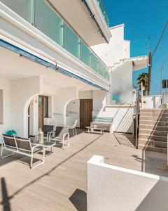 a balcony of a house with chairs and stairs at Maresidence Rooms & Breakfast in Torre Pali