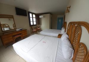 ein Schlafzimmer mit einem Bett, einem Schreibtisch und einem Spiegel in der Unterkunft Hotel Santander Veracruz in Veracruz