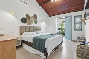 a bedroom with a bed and a desk and a window at A CASA DA PRAIA DO FORTE in Praia do Forte +59 photos