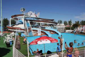 Piscina de la sau aproape de Hotel Dear Rimini
