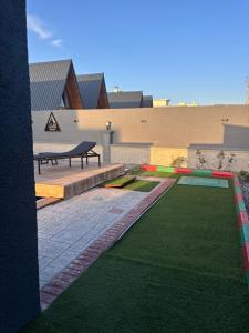 a park with a bench and grass in front of a building at Atlasluxuryhome mor in Samsun