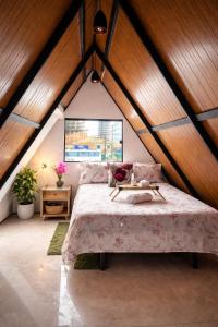 a bedroom with a large bed in a attic at Hotel Pousada Chalé Do Rei in Porto Belo