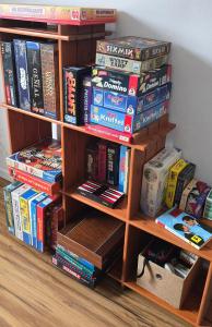 a book shelf filled with lots of books at Ferienwohnung Schneeberg in Schneeberg +9 photos