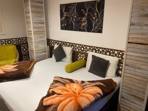 two twin beds in a room with at Shaheen hotel in Suez