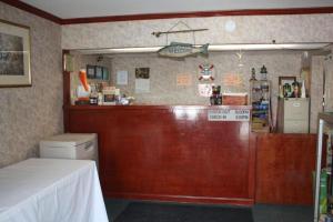 a room with a counter and a bar in a room at Stagecoach 66 Motel by Capital O in Seligman