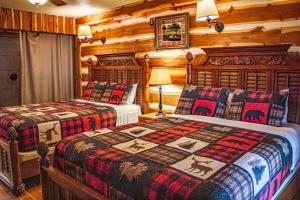 a bedroom with two beds in a log cabin at Moon River Ranch in Satin +244 photos