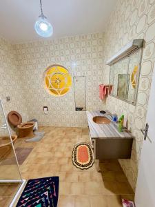 a bathroom with a sink and a mirror at Nogueira Home in Passa Quatro +13 photos
