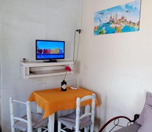 a small table with a television on a wall at Apart Tunuyan B&B in Tunuyán