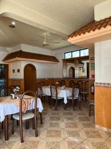 En restaurant eller et andet spisested på Hotel Central Puebla