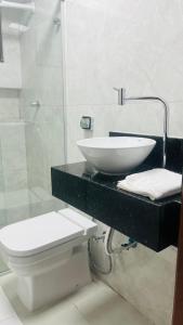 a bathroom with a sink and a toilet at Hotel MM AEROPORTO BRASÍLIA in Núcleo Bandeirante +84 photos